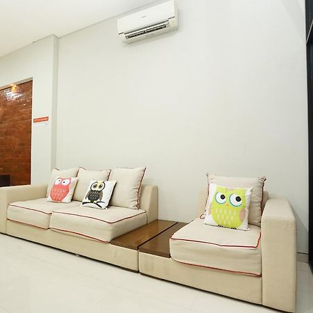 Super Oyo Capital O 449 The Colins Hotel Keputih Exterior foto
