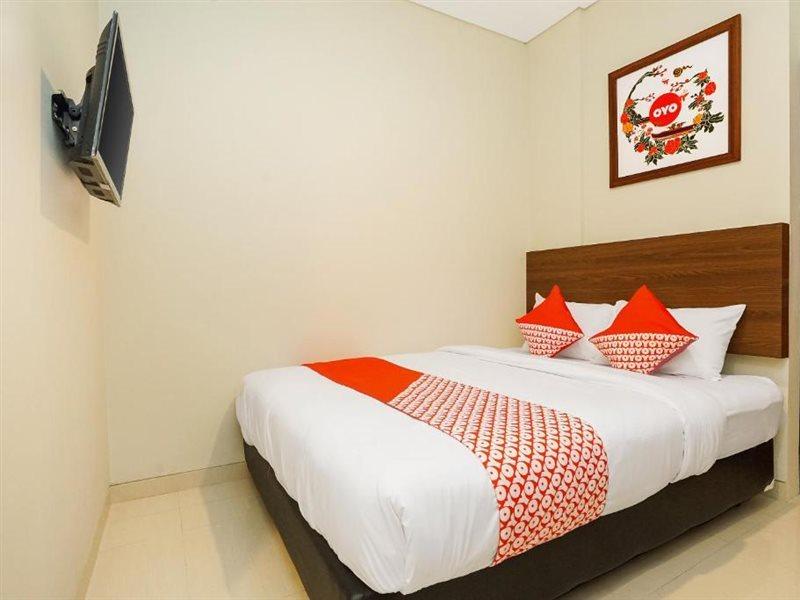 Super Oyo Capital O 449 The Colins Hotel Keputih Exterior foto