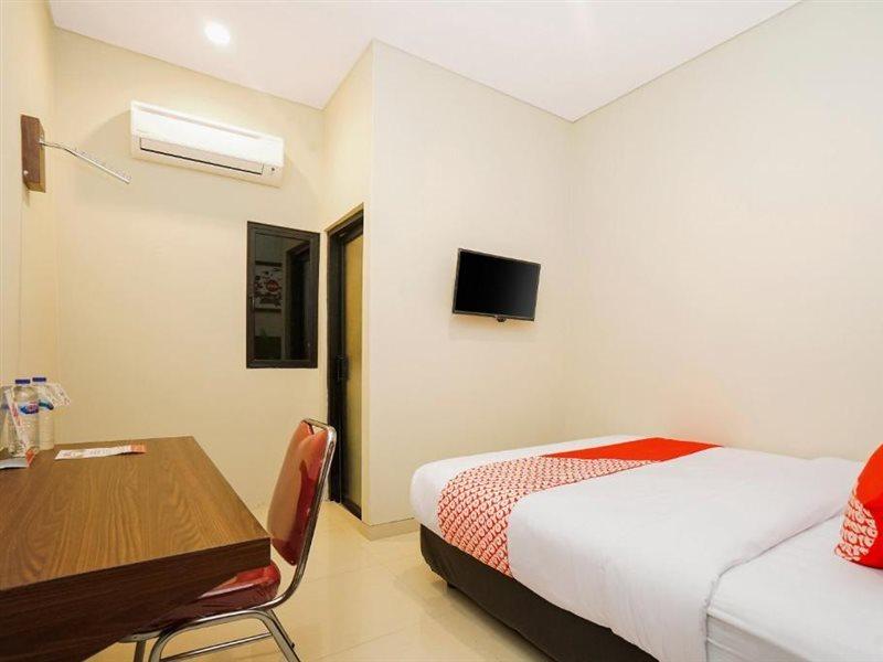 Super Oyo Capital O 449 The Colins Hotel Keputih Exterior foto