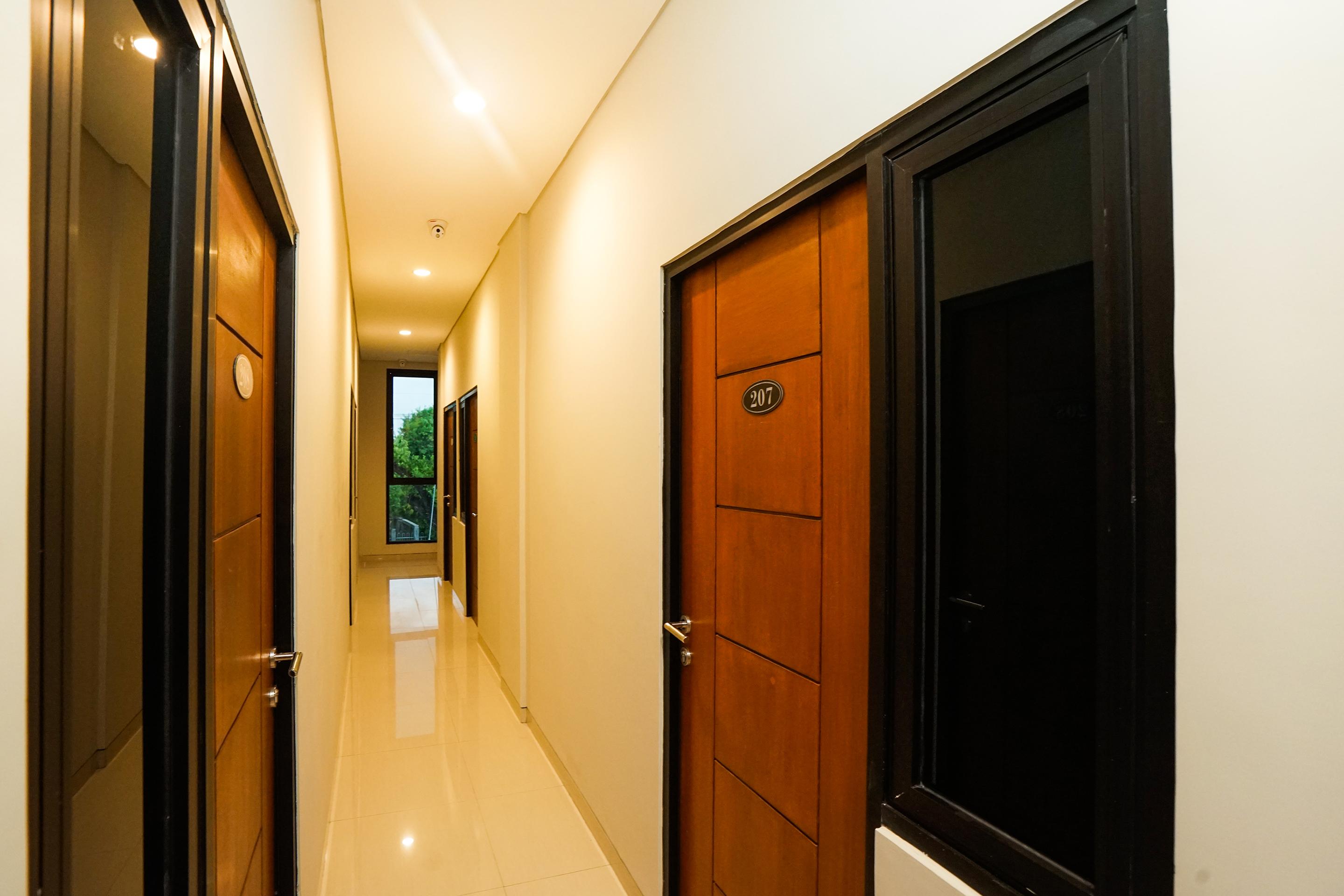 Super Oyo Capital O 449 The Colins Hotel Keputih Exterior foto
