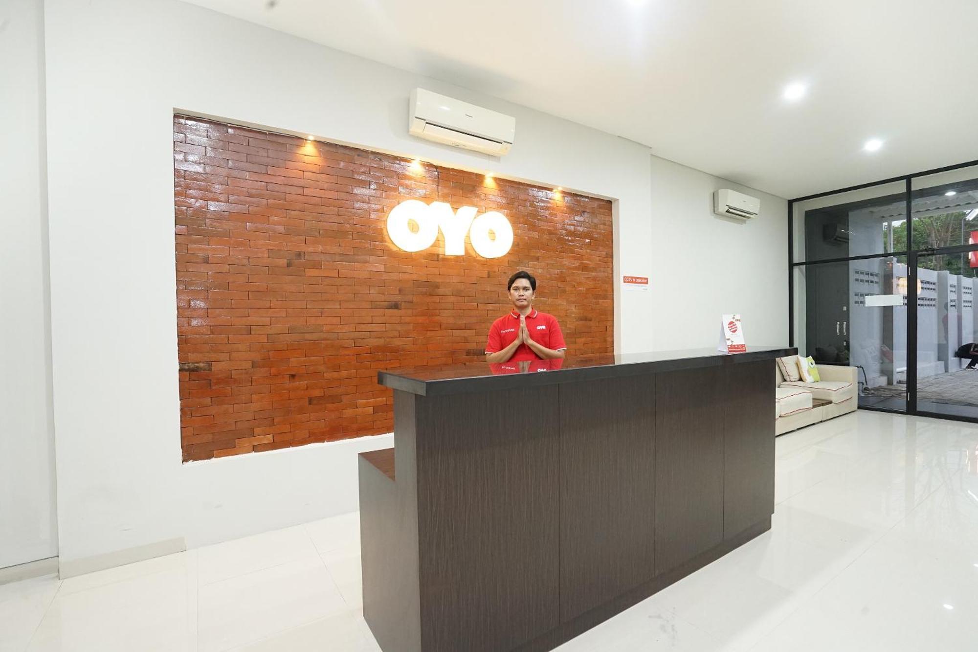 Super Oyo Capital O 449 The Colins Hotel Keputih Exterior foto