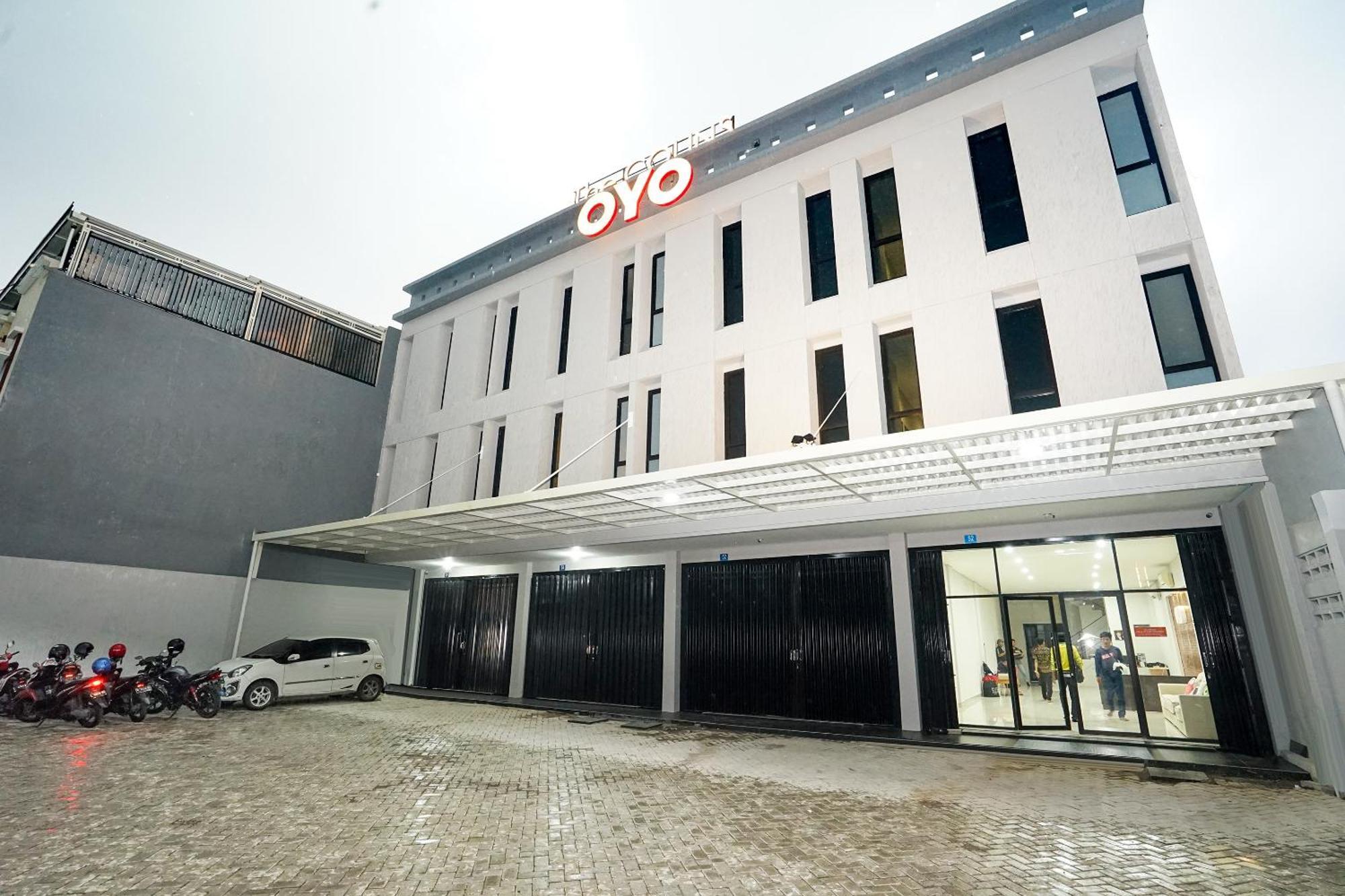 Super Oyo Capital O 449 The Colins Hotel Keputih Exterior foto