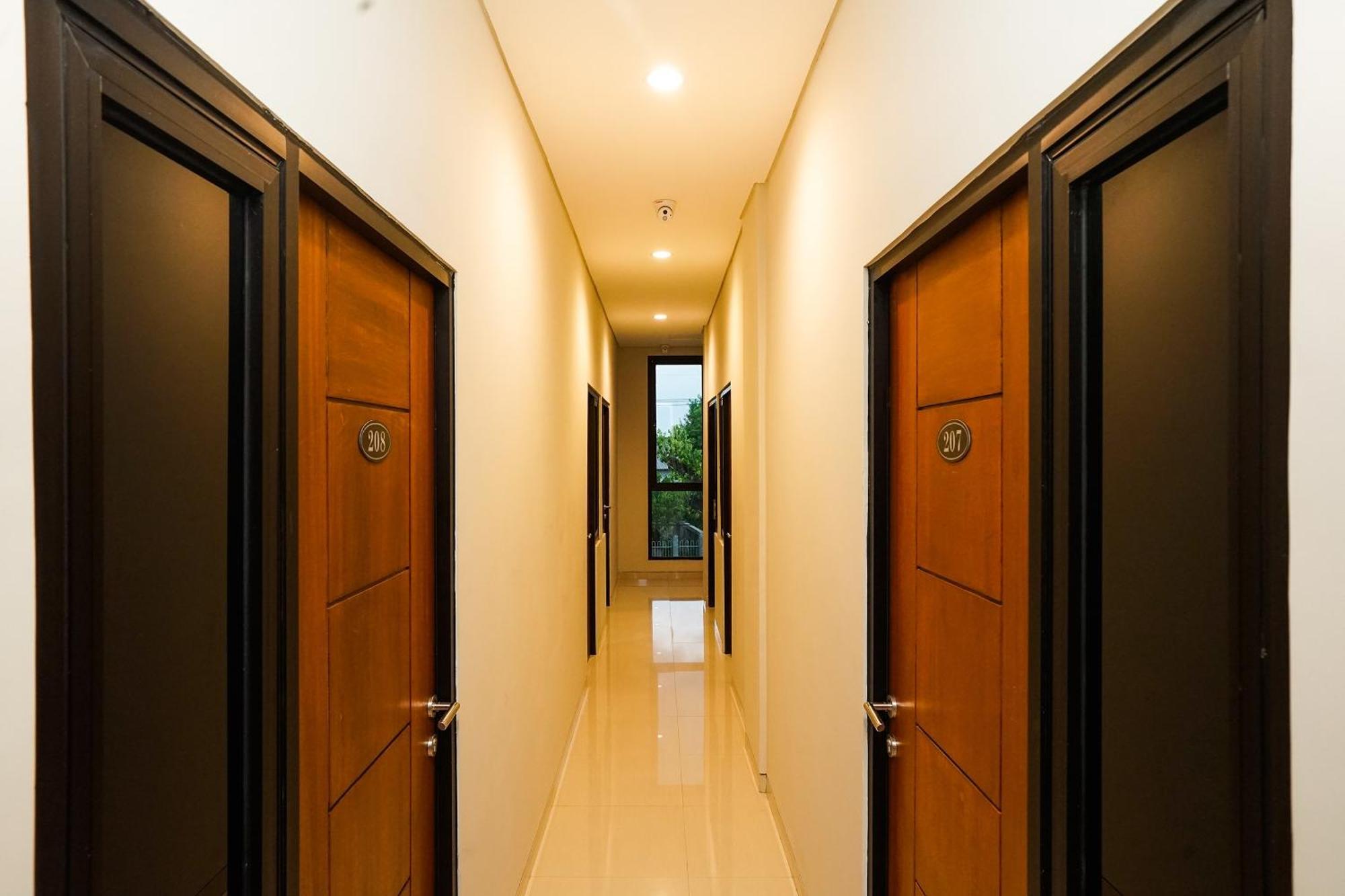 Super Oyo Capital O 449 The Colins Hotel Keputih Exterior foto