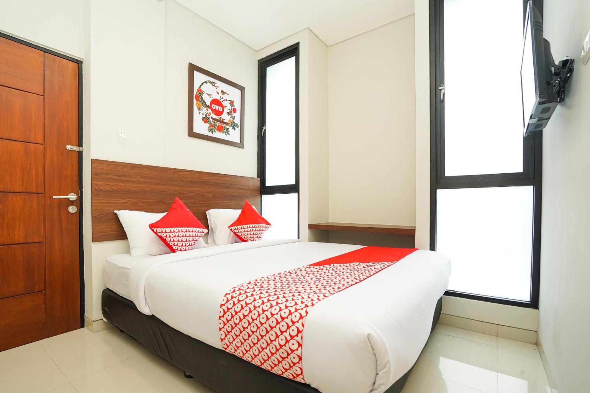 Super Oyo Capital O 449 The Colins Hotel Keputih Exterior foto
