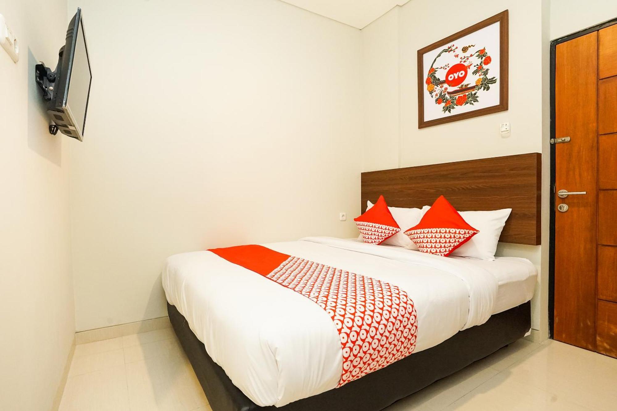 Super Oyo Capital O 449 The Colins Hotel Keputih Exterior foto