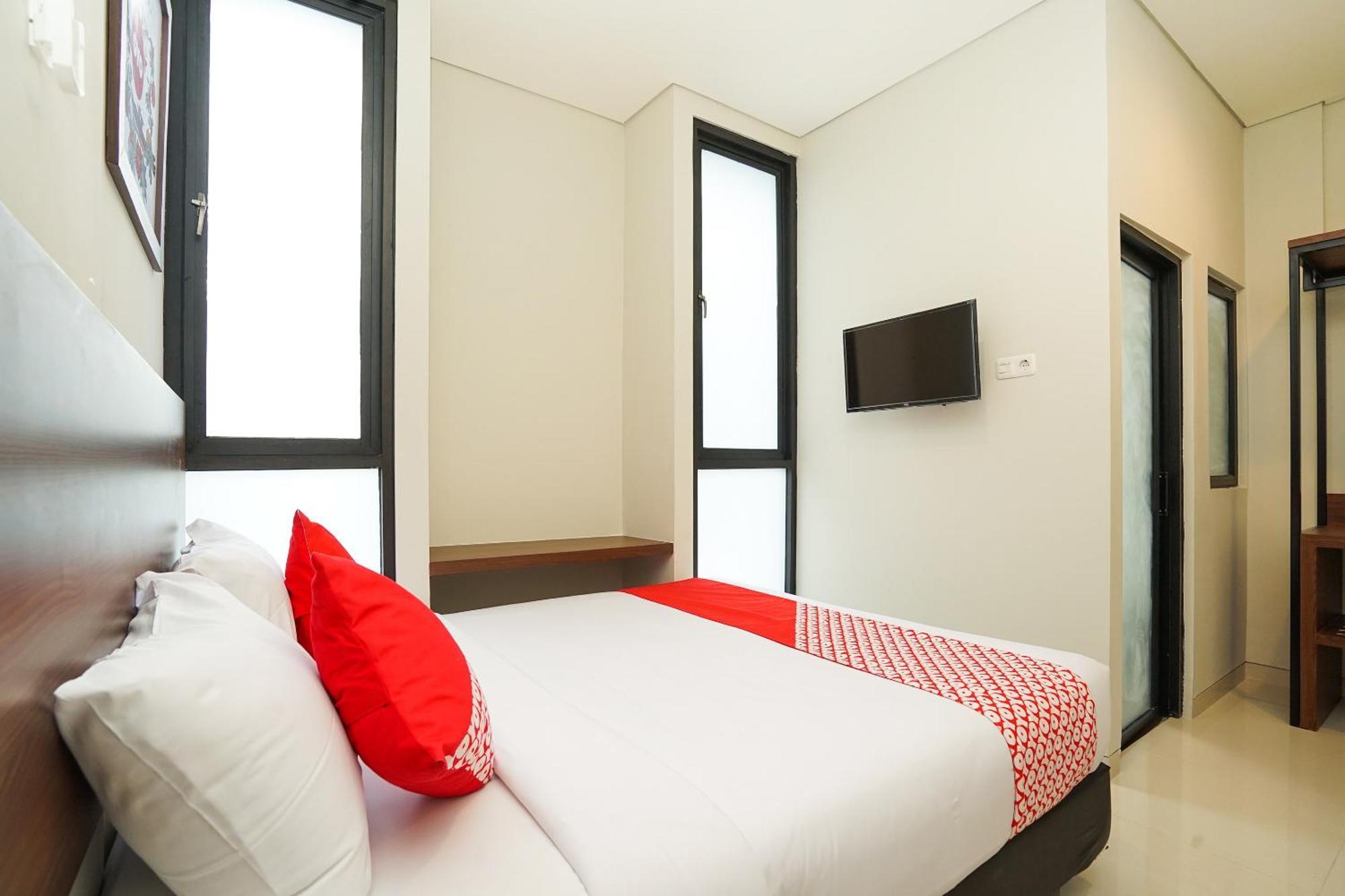 Super Oyo Capital O 449 The Colins Hotel Keputih Exterior foto